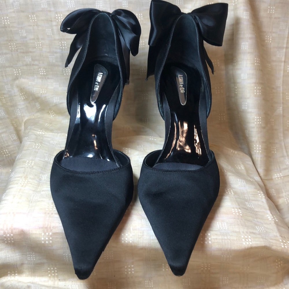 Lenny & CIA 4” black satin heel w back bow, size 9